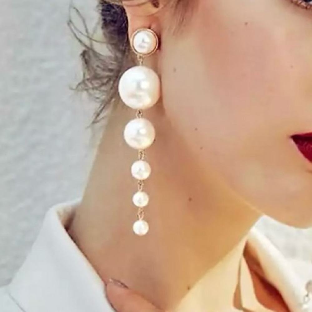 Pearl Earrings (clip-on)
(New)
